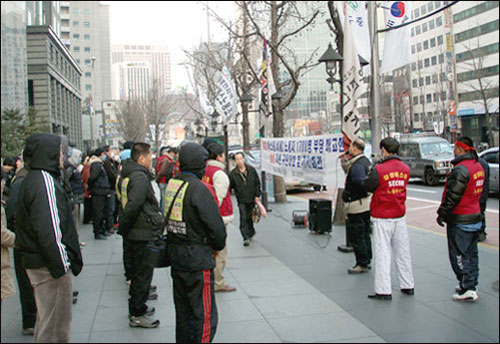 최근 법제처 법령해석으로 경찰청의 '경비업법 유권해석'이 잘못된 것으로 밝혀지자, 노동자연대는 지난 11일 오후 4시 서울 삼성본관 앞에서 기자회견을 열고 해고자들의 즉각적인 복직을 촉구했다. 